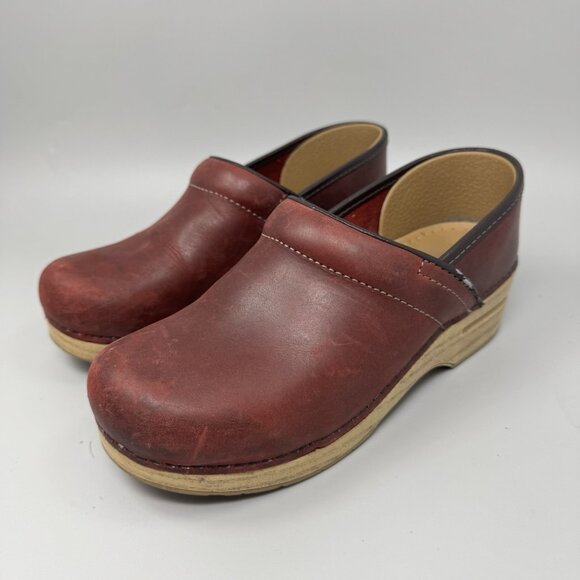 Dansko Women’s Dark Red Oiled Professional Woodgrain Clogs size 7.5 US - Picture 2 of 9